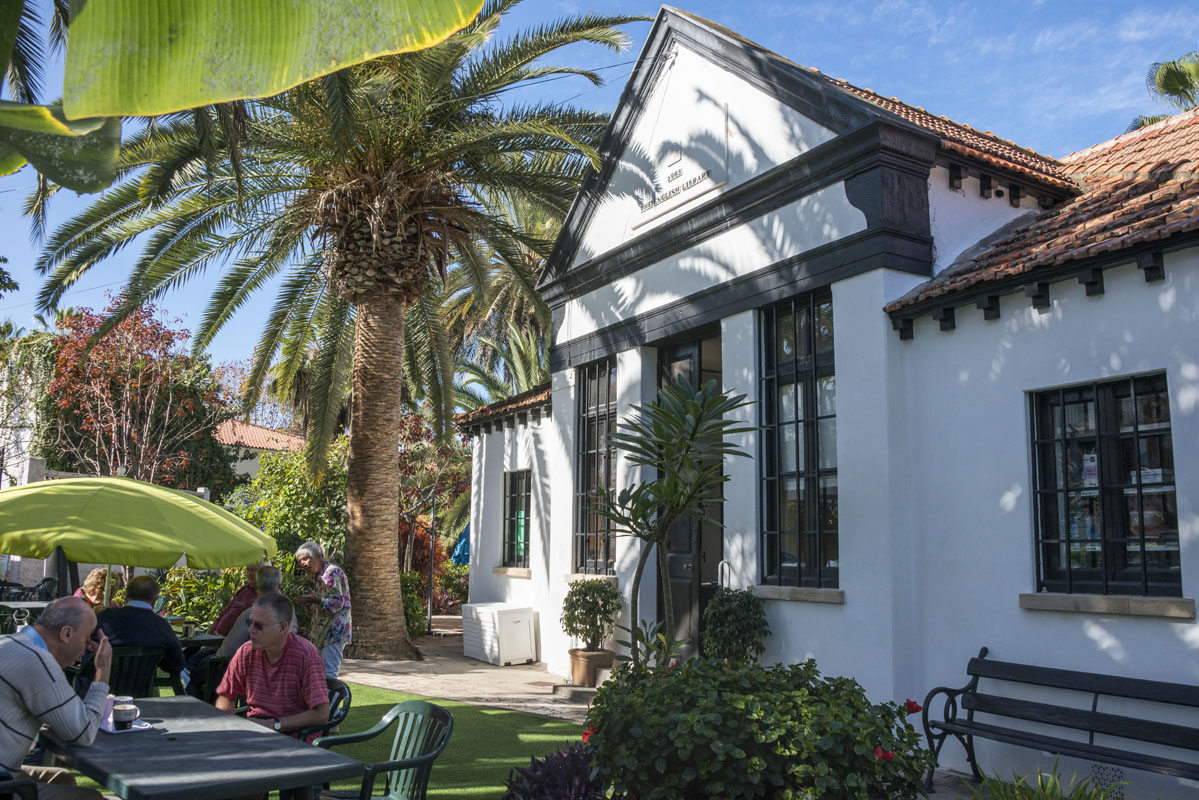 Un punto de encuentro para británicos y lugareños, con una terraza para compartir conocimiento. Un punto de encuentro para británicos y lugareños, con una terraza para compartir conocimiento.