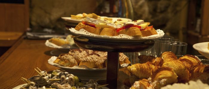 Comer de pintxos es muy típico en todo Gipuzkoa. Comer de pintxos es muy típico en todo Gipuzkoa.