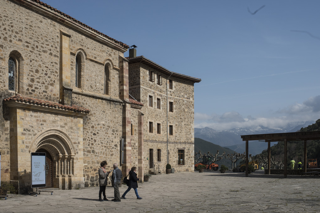 La explanada de Santo Toribio. Al fondo, las máquinas asfaltan para recibir a miles de peregrinos. La explanada de Santo Toribio. Al fondo, las máquinas asfaltan para recibir a miles de peregrinos.