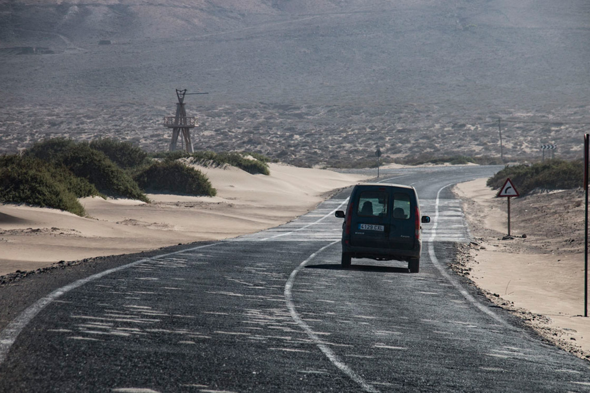 Carretera para llegar o salir, según se mire, de Famara. Carretera para llegar o salir, según se mire, de Famara.