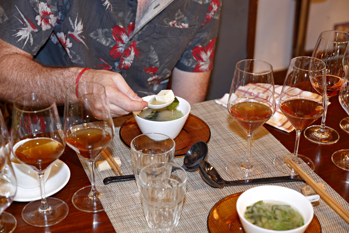 Degustando la Sopa de miso junto a unos jereces, en el restaurante 'Matritum', en Madrid. Degustando la Sopa de miso junto a unos jereces, en el restaurante 'Matritum', en Madrid.