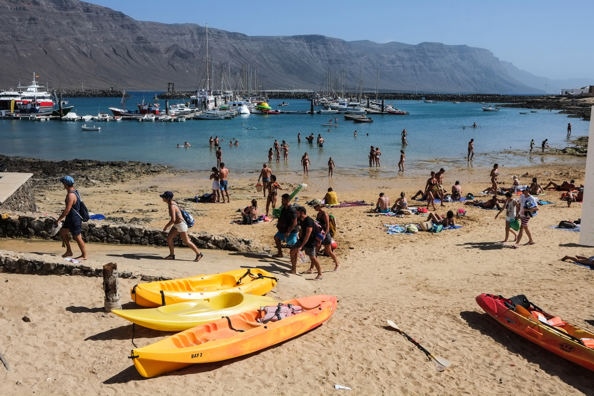 Playa de Caleta del Sebo, localidad principal del islote. Playa de Caleta del Sebo, localidad principal del islote.