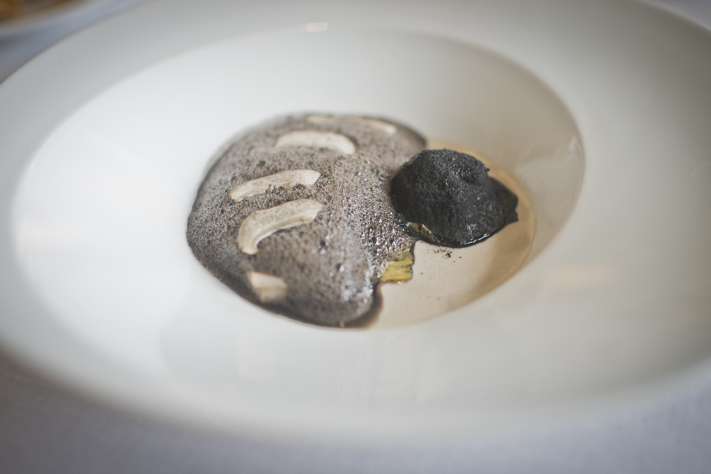 La Trufa con setas fermentadas y berza al aceite Alma de Jerez que Martín reconoce no cansarse de comer una y otra vez. La Trufa con setas fermentadas y berza al aceite Alma de Jerez que Martín reconoce no cansarse de comer una y otra vez.