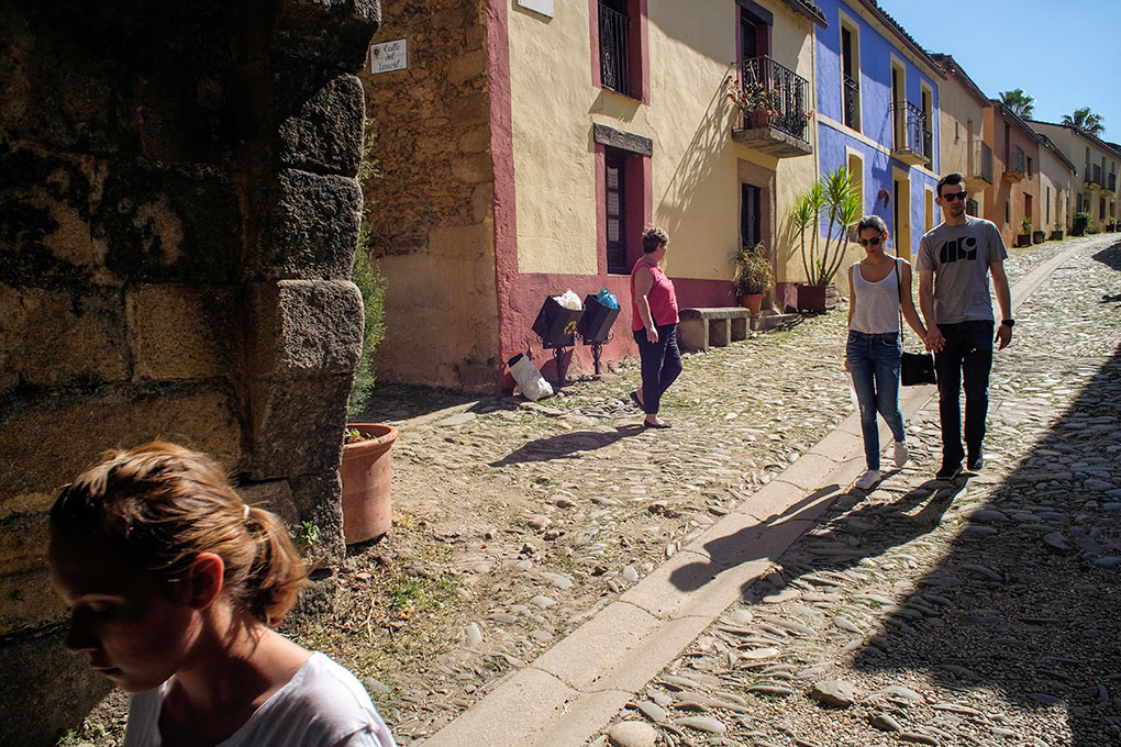 En la calle principal, ya rehabilitada, destacan las casas de colores. En la calle principal, ya rehabilitada, destacan las casas de colores.