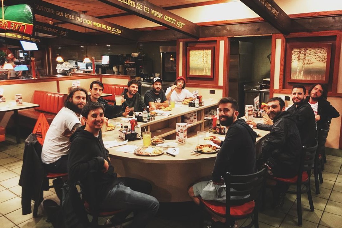 Los integrantes de la banda son fieles a sus lugares de siempre cuando tienen algo que celebrar. Foto: Facebook La M.O.D.A Los integrantes de la banda son fieles a sus lugares de siempre cuando tienen algo que celebrar. Foto: Facebook La M.O.D.A