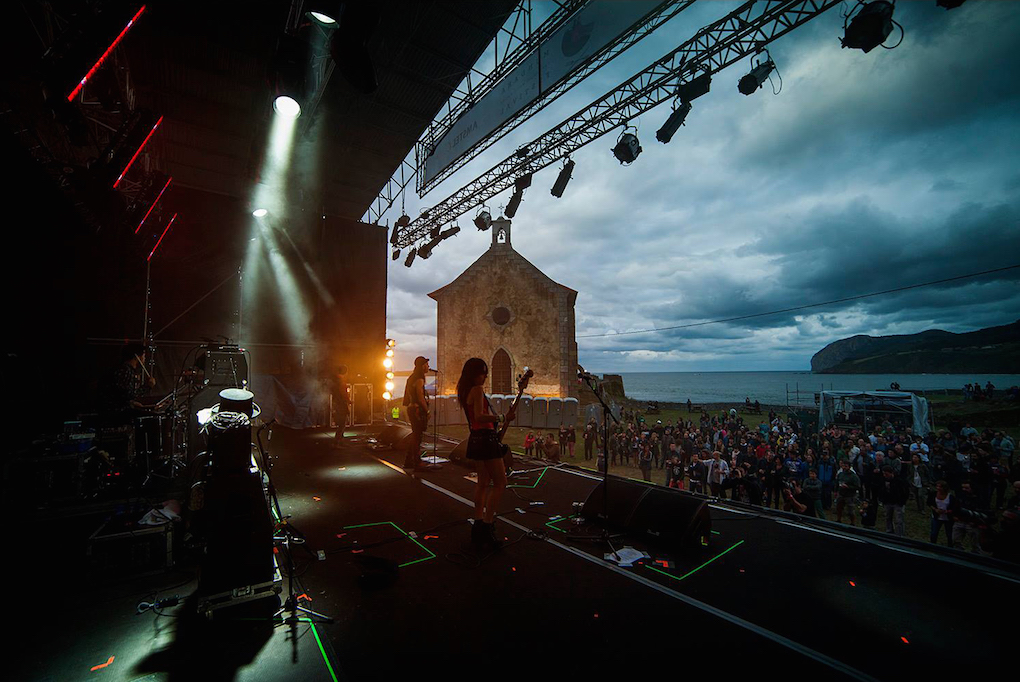 Un escenario a pie de mar. Foto: Mundaka Festival. Un escenario a pie de mar. Foto: Mundaka Festival.