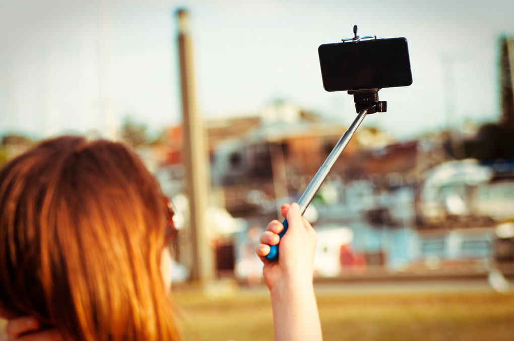 El palo del selfie nunca viene mal, pero asegúrate de que sujete bien el teléfono. El palo del selfie nunca viene mal, pero asegúrate de que sujete bien el teléfono.