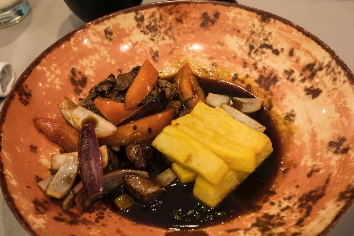 Lomo salteado de carne, tomate, cebolla roja, ají amarillo y soja del restaurante peruano Commo Fusión, en Valencia. Lomo salteado de carne, tomate, cebolla roja, ají amarillo y soja del restaurante peruano Commo Fusión, en Valencia.