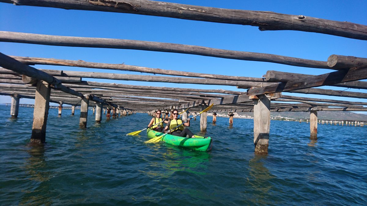 Dos chicas remando a través de las bateas de la bahía dels Alfacs. Foto: Natura Aventura. Dos chicas remando a través de las bateas de la bahía dels Alfacs. Foto: Natura Aventura.