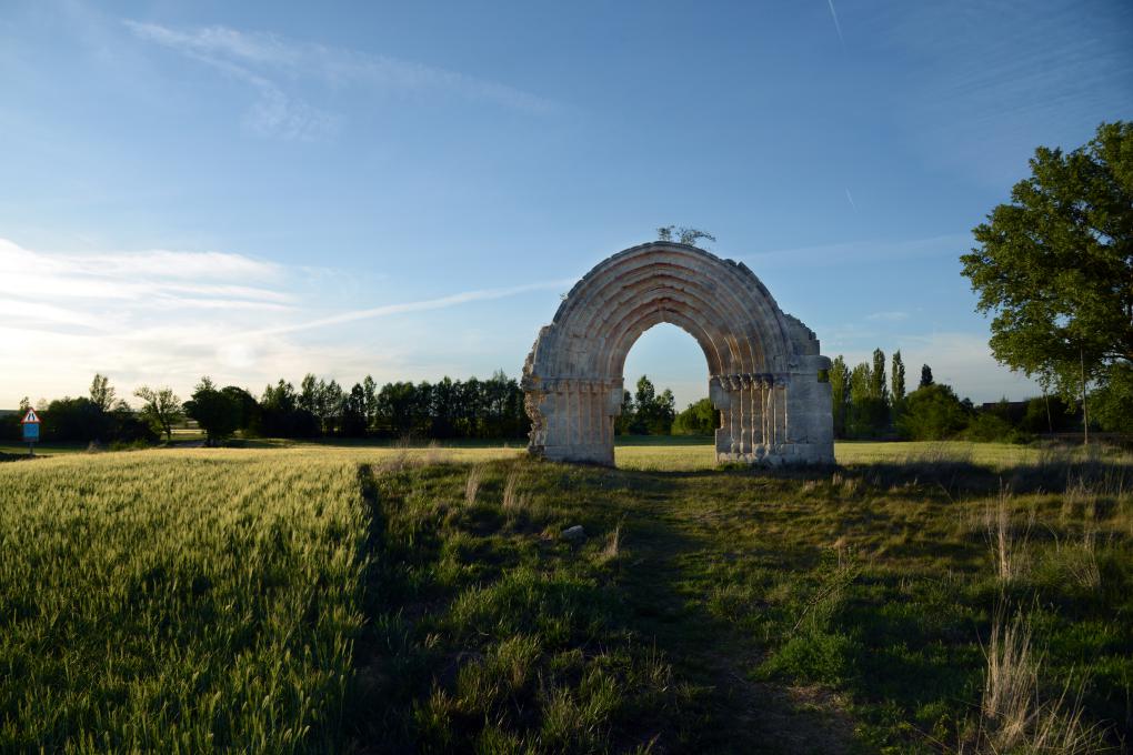 Aquí ya no vive nadie, pero el arco de San Miguel de Mazarreros bien merece una visita. Aquí ya no vive nadie, pero el arco de San Miguel de Mazarreros bien merece una visita.