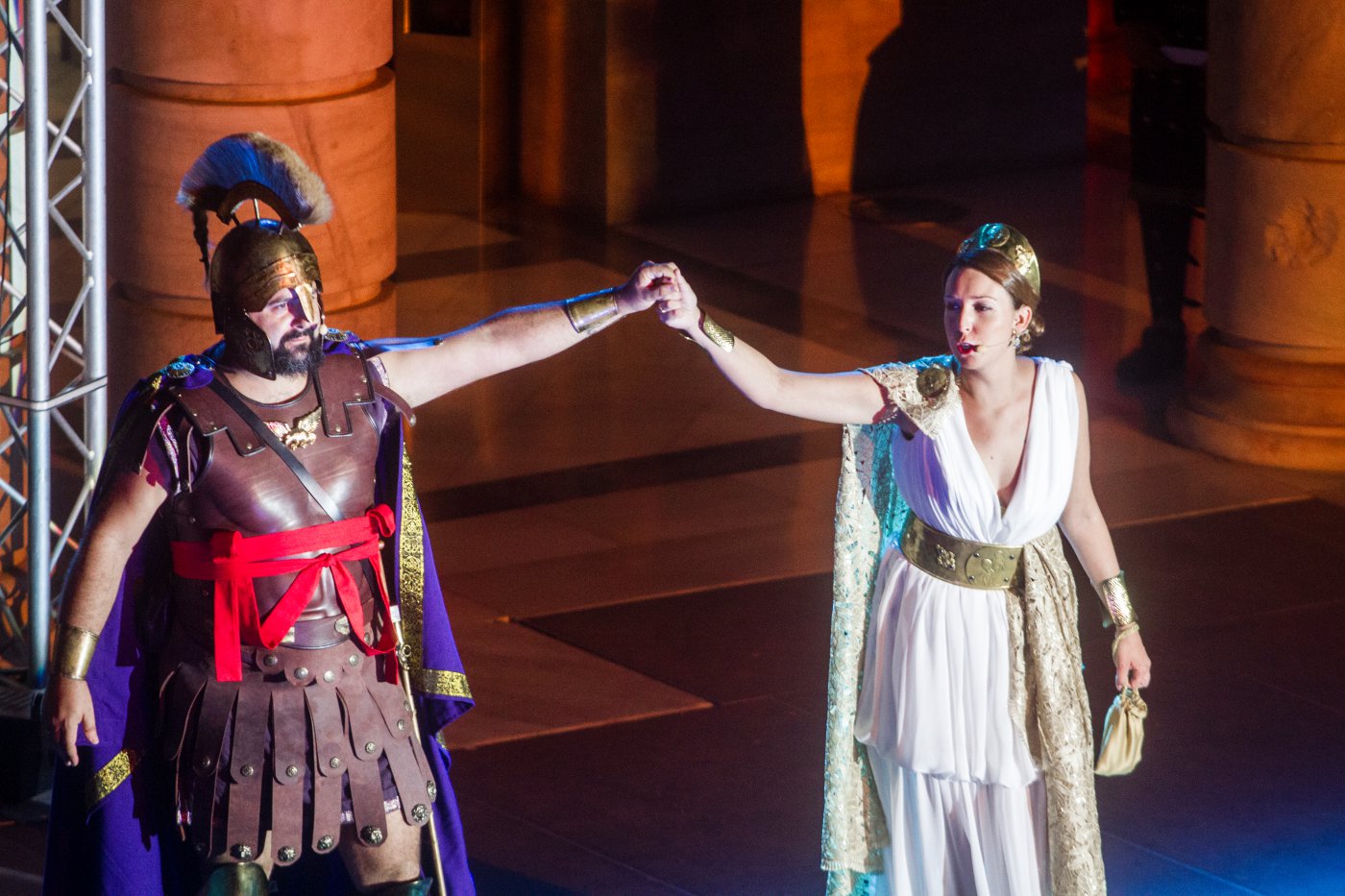 Carthagineses y romanos: Husai de León (general Publio Cornelio Escipión) y Pilar García (Emilia Paula) Carthagineses y romanos: Husai de León (general Publio Cornelio Escipión) y Pilar García (Emilia Paula)