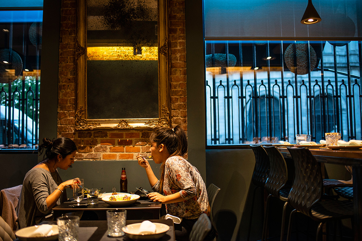 El ambiente del restaurante es joven y cosmopolita. El ambiente del restaurante es joven y cosmopolita.