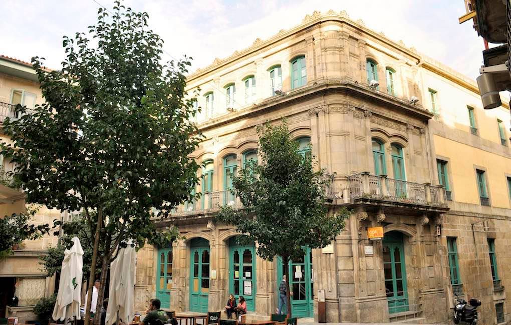 Exterior de la Biblioteca Juan Compañel. Foto: Olalla Lojo. Exterior de la Biblioteca Juan Compañel. Foto: Olalla Lojo.