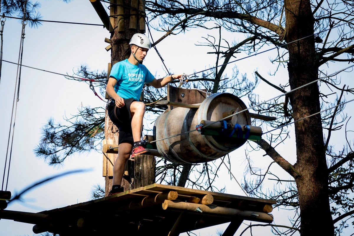 En Sopuerta Abentura cuentan con originales tirolinas como las inspiradas en tablas de 'windsurf' o barrica de vino. Foto: Facebook. En Sopuerta Abentura cuentan con originales tirolinas como las inspiradas en tablas de 'windsurf' o barrica de vino. Foto: Facebook.