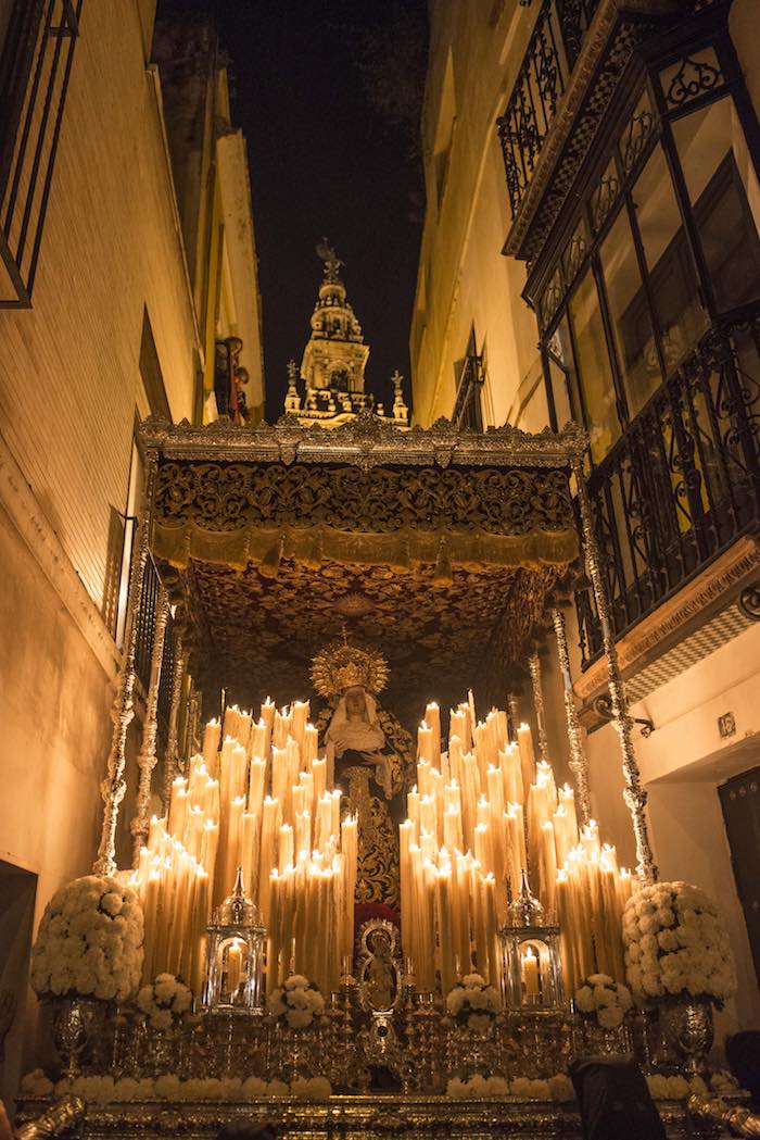 Palio de la Hermandad de las Penas de San Vicente por la estrechez de la calle Placentines. Foto: Ayto. Sevilla Palio de la Hermandad de las Penas de San Vicente por la estrechez de la calle Placentines. Foto: Ayto. Sevilla
