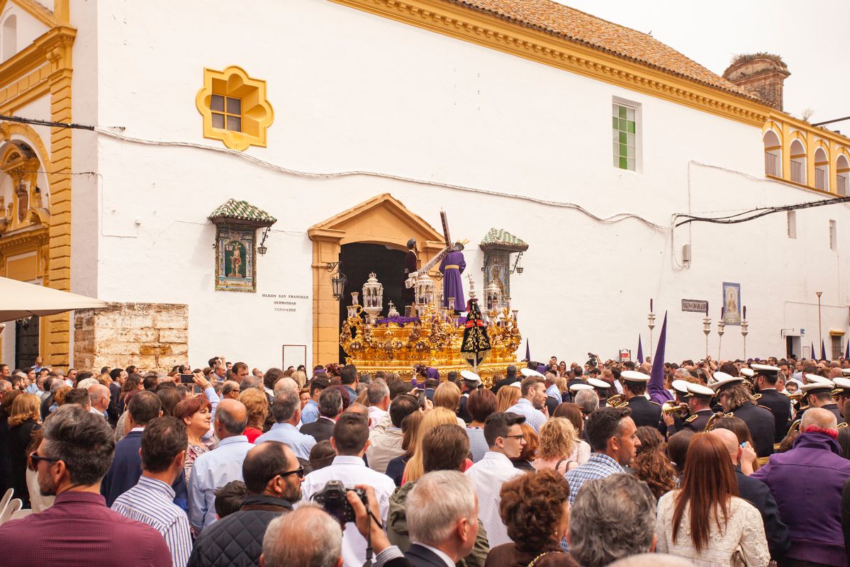Un Viernes Santo en Utrera. Foto: Turismo de Utrera / Paco Álvarez. Un Viernes Santo en Utrera. Foto: Turismo de Utrera / Paco Álvarez.
