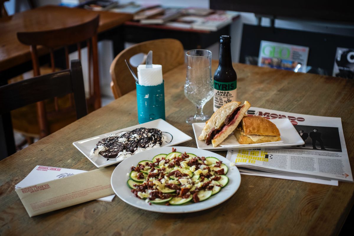 Salami de chocolate, ensalada Gatsby, 'focaccia' Gatopardo y cerveza artesanal. Salami de chocolate, ensalada Gatsby, 'focaccia' Gatopardo y cerveza artesanal.