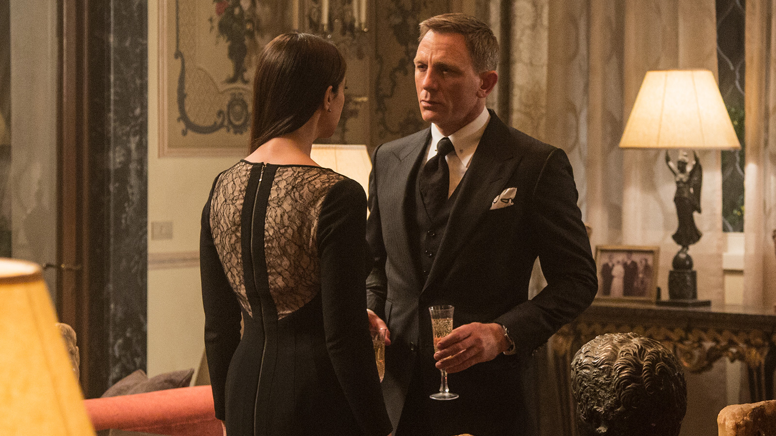 El champagne, otro must en las películas del espía 007, en este caso Daniel Craig. El champagne, otro must en las películas del espía 007, en este caso Daniel Craig.
