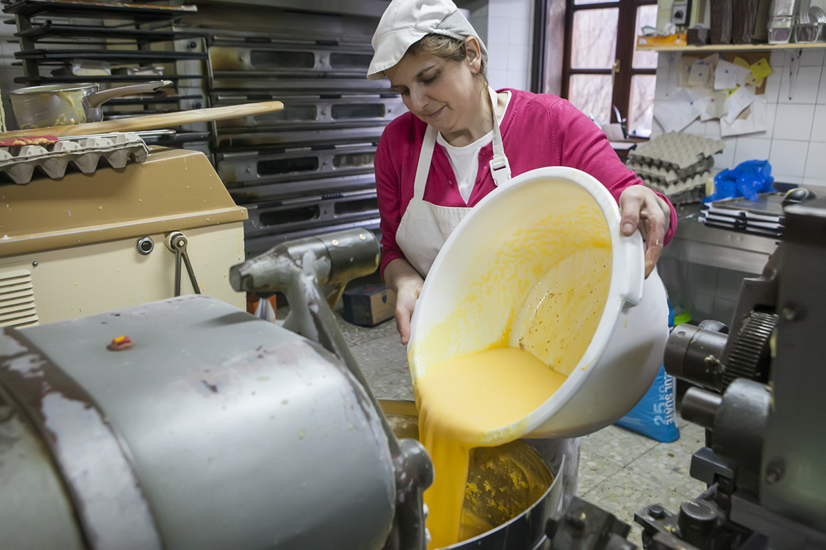 Covadonga prepara la masa del mantecado como lo hacía Etelvina hace medio siglo. Covadonga prepara la masa del mantecado como lo hacía Etelvina hace medio siglo.