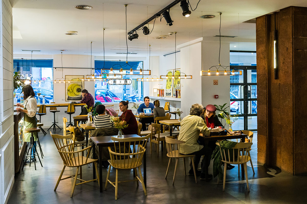 La cafetería-restaurante invita a la charla tranquila, sin prisas. La cafetería-restaurante invita a la charla tranquila, sin prisas.