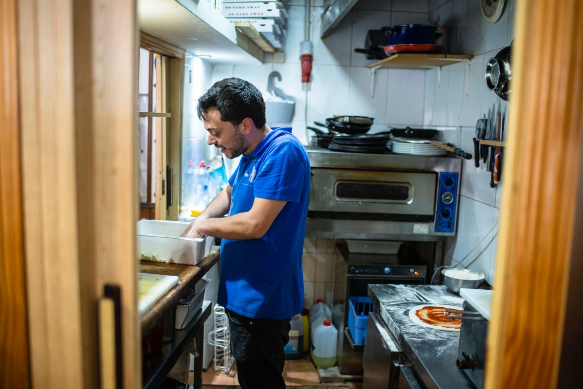 Mikele Corsalini de 'La pizza è bella' prepara un pizza margarita en su pequeña cocina, en Madrid. Mikele Corsalini de 'La pizza è bella' prepara un pizza margarita en su pequeña cocina, en Madrid.