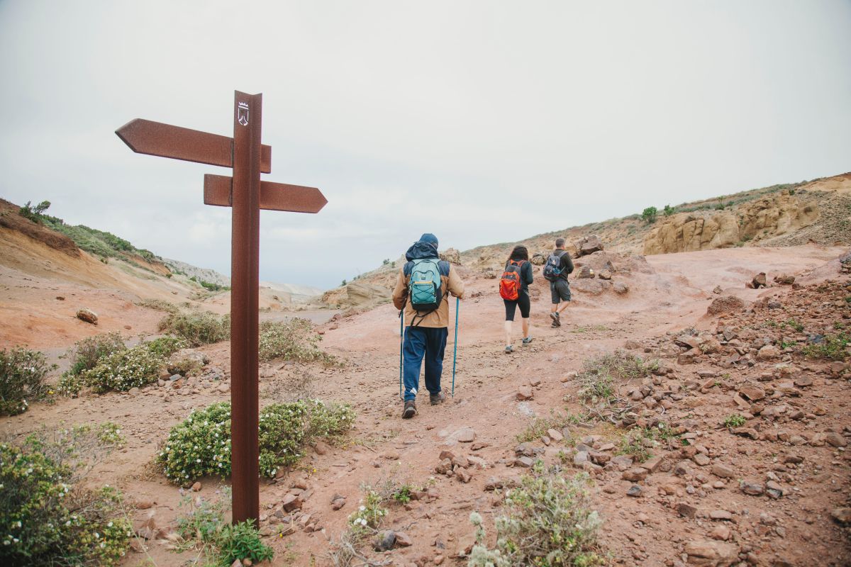 Un grupo de caminantes por el parque rural de Teno, en Tenerife. Un grupo de caminantes por el parque rural de Teno, en Tenerife.