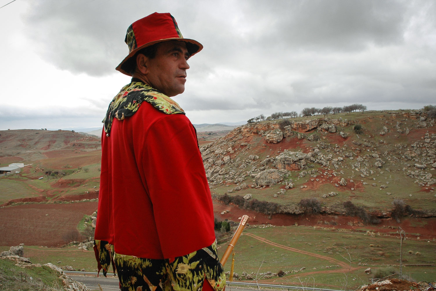 El animero mayor, con su bastón de mando cedido por el alcalde. Foto: Manuel Ruiz Toribio. El animero mayor, con su bastón de mando cedido por el alcalde. Foto: Manuel Ruiz Toribio.