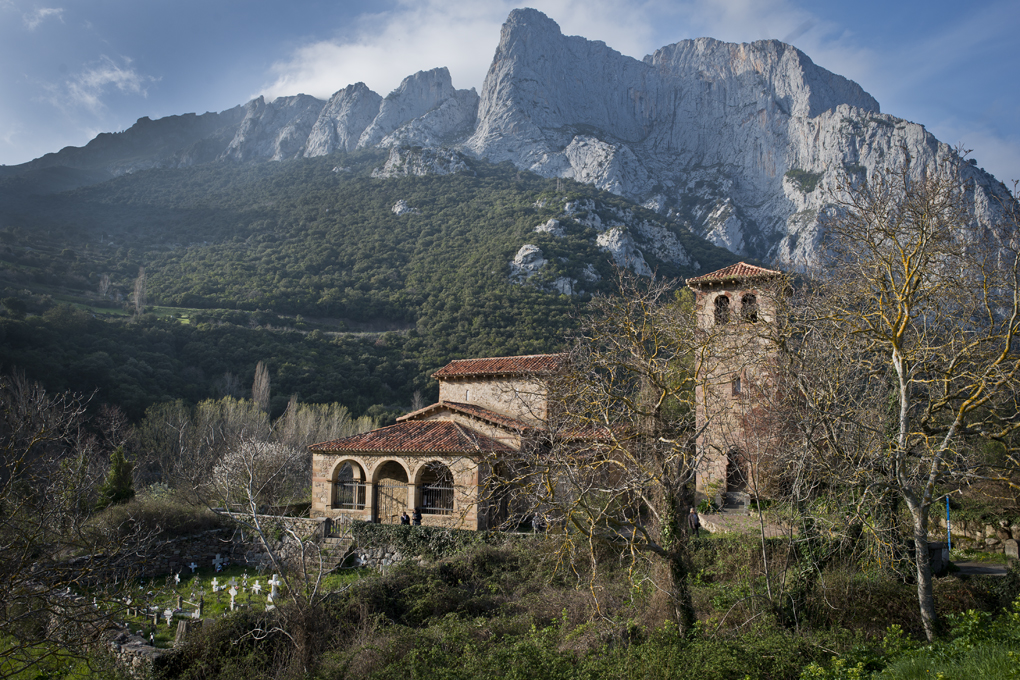 Santa María de Lebeña, escondida en el desfiladero de la Hermida. Santa María de Lebeña, escondida en el desfiladero de la Hermida.
