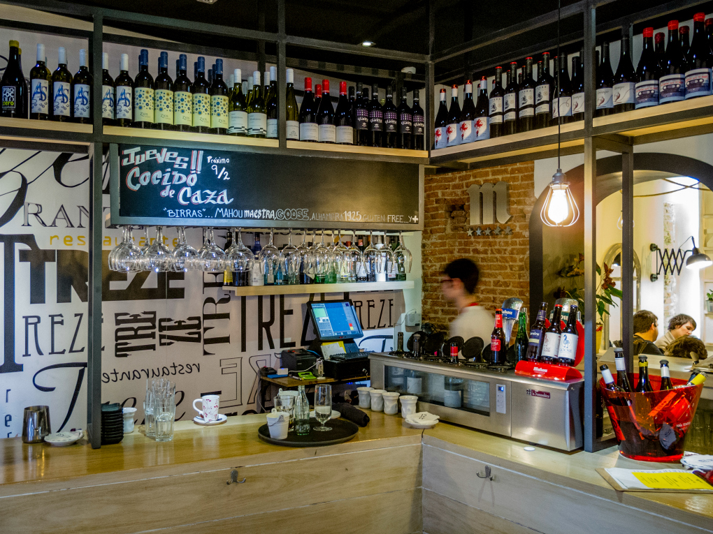 Treze tiene dos espacios: abajo es bar y arriba restaurante. Treze tiene dos espacios: abajo es bar y arriba restaurante.