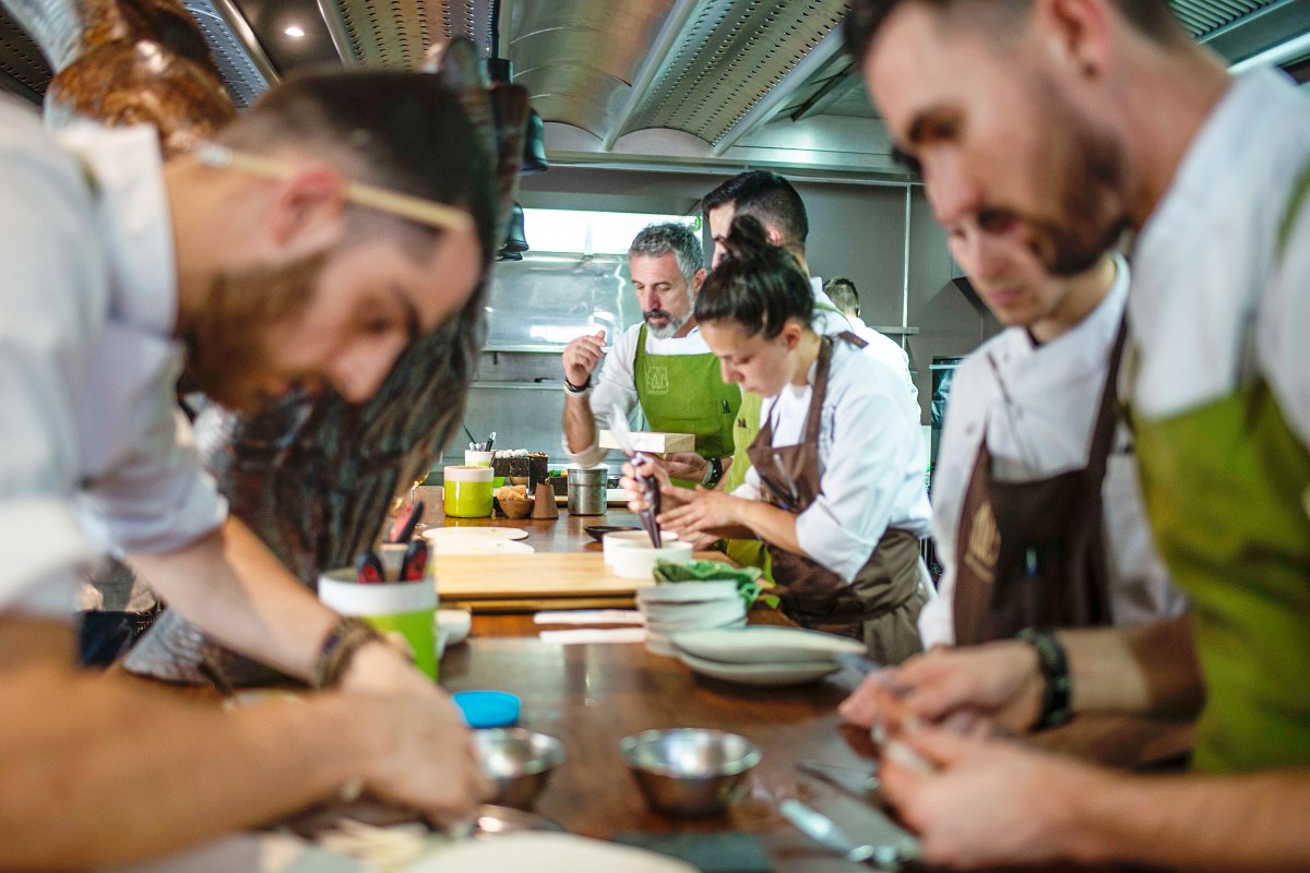 El equipo bulle en la cocina. El equipo bulle en la cocina.
