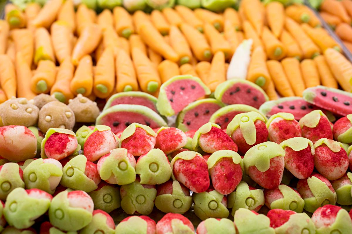 Frutas y hortalizas de mazapán con un ligero sabor a lo que representan. Frutas y hortalizas de mazapán con un ligero sabor a lo que representan.