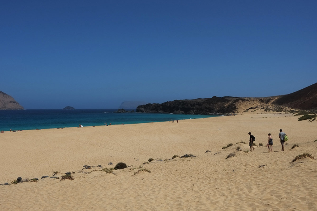 La Playa de Las Conchas es considerada una de las más bonitas de todo Lanzarote. La Playa de Las Conchas es considerada una de las más bonitas de todo Lanzarote.