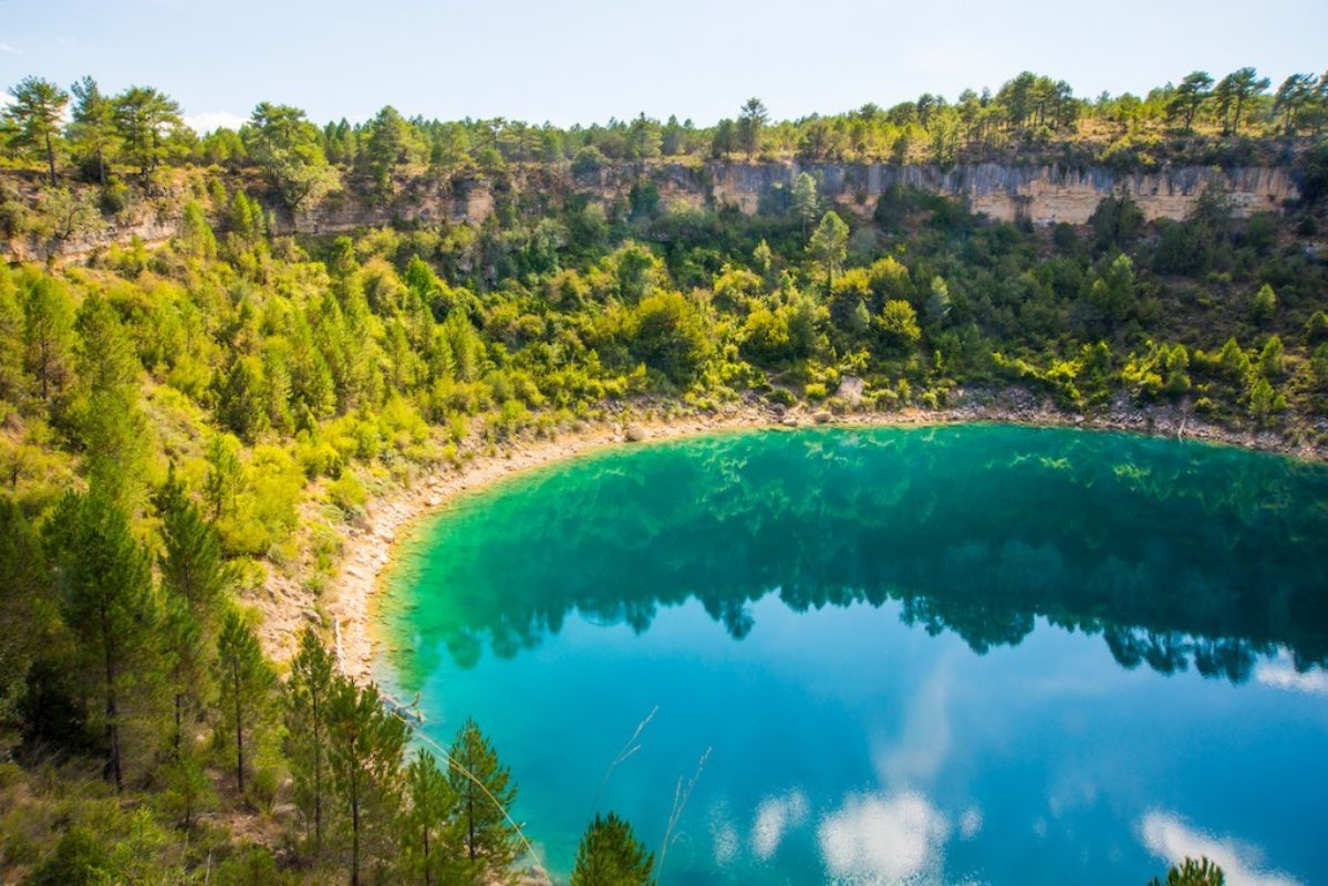La Laguna del Tejo es, con sus vivos colores, todo un espectáculo a la vista. Foto: Agefotostock. La Laguna del Tejo es, con sus vivos colores, todo un espectáculo a la vista. Foto: Agefotostock.