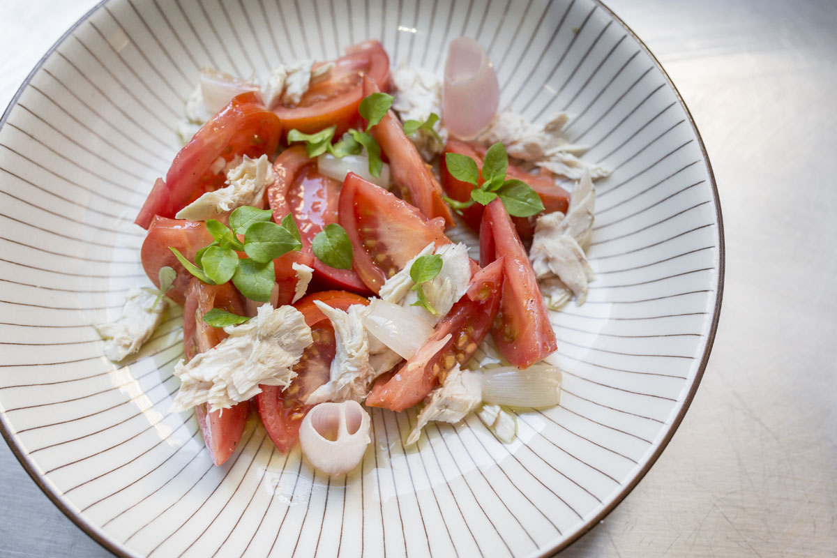 Ensalada de bonito en escabeche, tomate raf y chalotas encurtidas. Ensalada de bonito en escabeche, tomate raf y chalotas encurtidas.