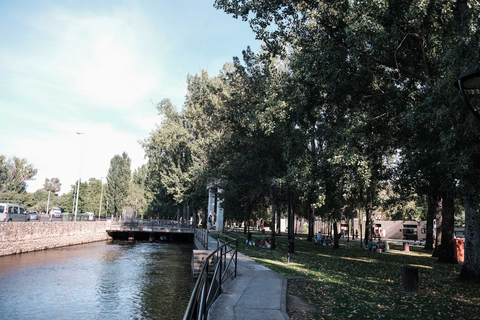 El Jerte, que refresca el parque de La Isla, congrega a su paso a los lugareños en los días calurosos. El Jerte, que refresca el parque de La Isla, congrega a su paso a los lugareños en los días calurosos.
