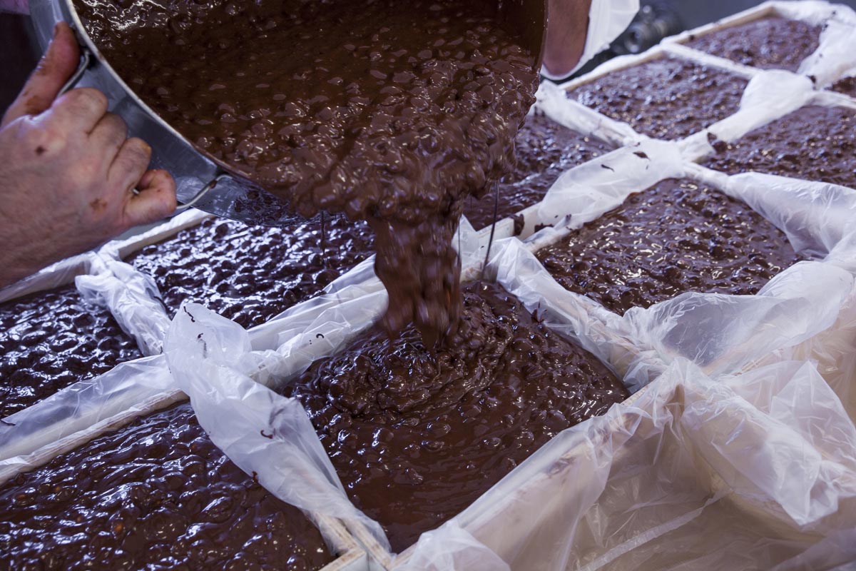 Las almendras y el chocolate ya mezclados se introducen en los moldes Las almendras y el chocolate ya mezclados se introducen en los moldes