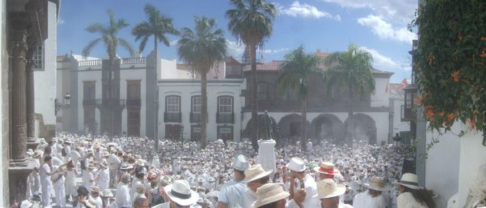 Día de indianos: todos de blanco y tirando polvos de talco. Foto: Flickr, Miguel Guerra. Día de indianos: todos de blanco y tirando polvos de talco. Foto: Flickr, Miguel Guerra.