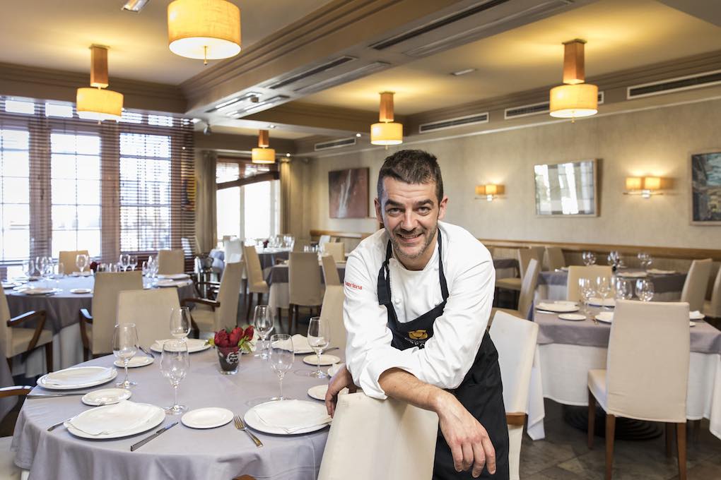 Héctor López en el comedor del restaurante España Héctor López en el comedor del restaurante España