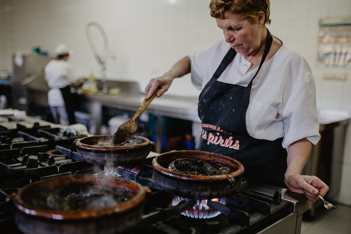 En Os Pirús, cocinan la lamprea a la bordelesa (o estilo Arbo) en ollas de cerámica. En Os Pirús, cocinan la lamprea a la bordelesa (o estilo Arbo) en ollas de cerámica.
