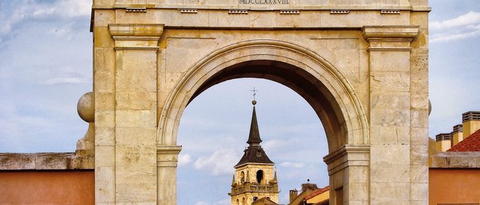 Puerta de Madrid, en Alcalá de Henares. Puerta de Madrid, en Alcalá de Henares.