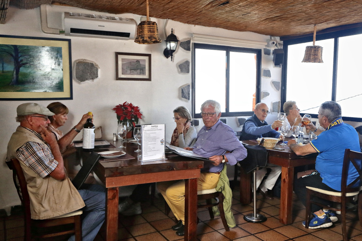 El salón de la segunda planta, junto a la cocina, donde es habitual la clientela de la zona. El salón de la segunda planta, junto a la cocina, donde es habitual la clientela de la zona.