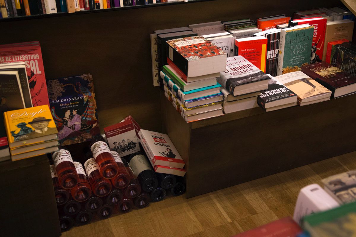Igual te llevas un ejemplar que una botella de vino o ambos para disfrutarlos a fondo. Igual te llevas un ejemplar que una botella de vino o ambos para disfrutarlos a fondo.