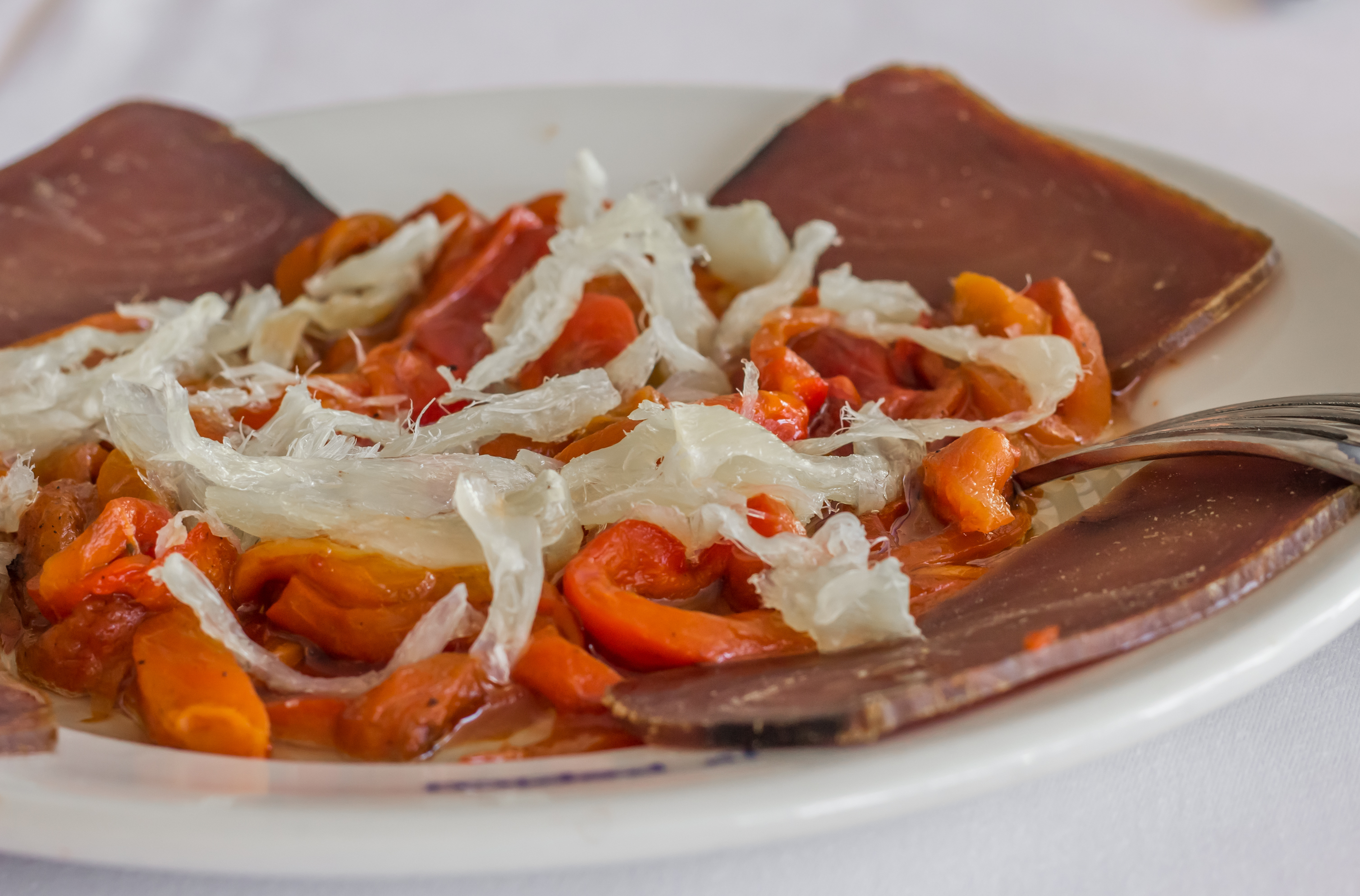 Mojama de atún, bacalao y pimiento rojo asado. Foto: Shutterstock Mojama de atún, bacalao y pimiento rojo asado. Foto: Shutterstock
