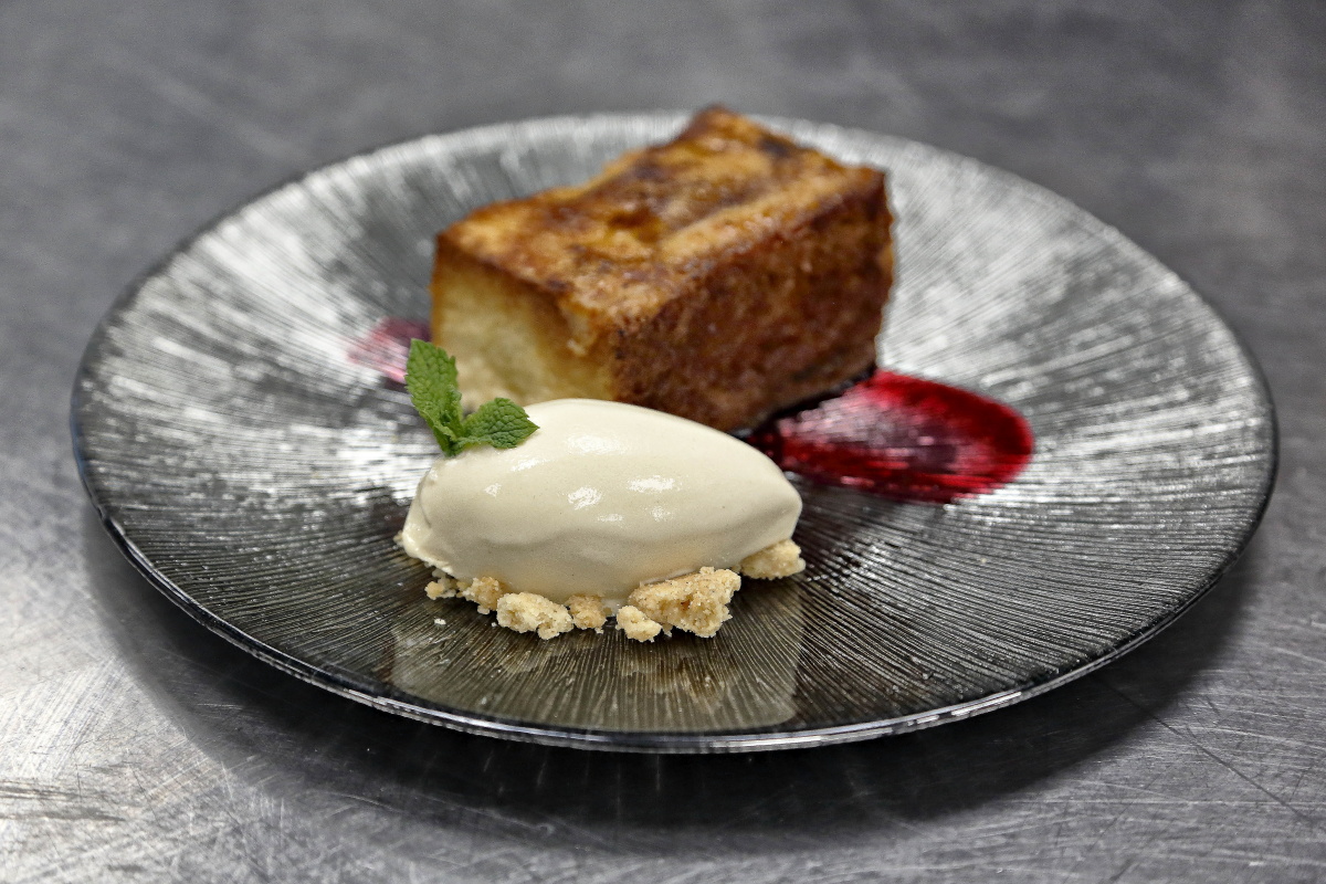 Esta apetecible torrija caramelizada con helado de canela es uno de los postres más afamados del local. Esta apetecible torrija caramelizada con helado de canela es uno de los postres más afamados del local.