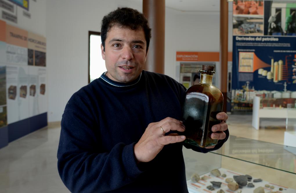 Carlos Gallo, alcalde de Sargentes de la Lora muestra un frasco de oro negro extraído del campo petrolífero. Carlos Gallo, alcalde de Sargentes de la Lora muestra un frasco de oro negro extraído del campo petrolífero.
