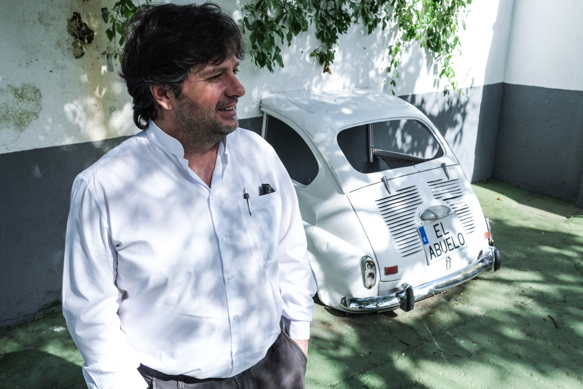 Carlos Javier Paz, el dueño del restaurante, posa en una de las zonas de su negocio. Carlos Javier Paz, el dueño del restaurante, posa en una de las zonas de su negocio.