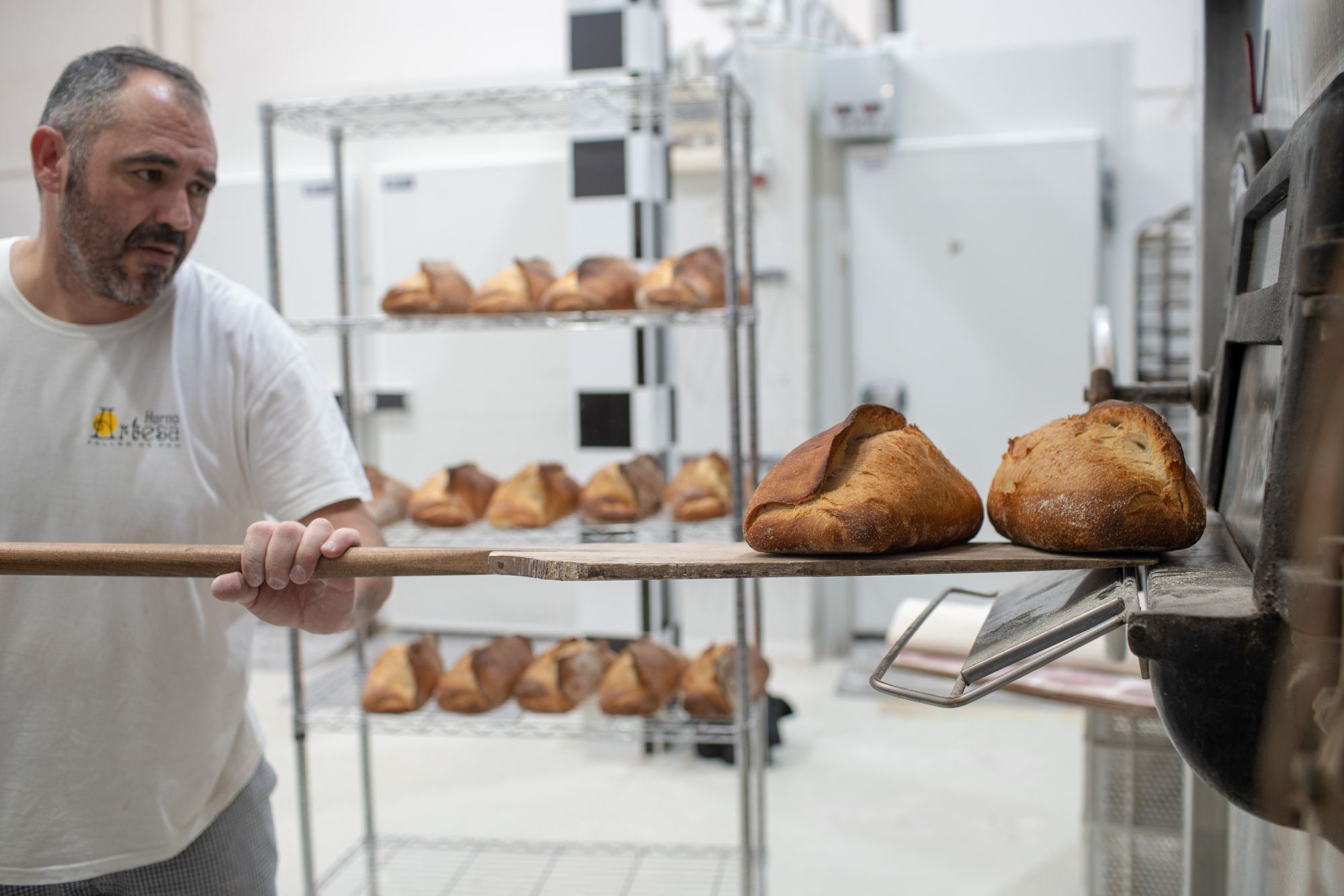 En la panadería 'Horno Artesa' han acabado con el mito de trabajar el pan de noche. En la panadería 'Horno Artesa' han acabado con el mito de trabajar el pan de noche.