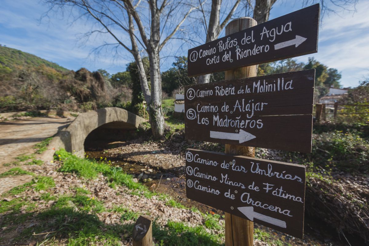 Senderos que pasan por Linares de la Sierra en el Parque Natural de la Sierra de Alacena, Huelva. Senderos que pasan por Linares de la Sierra en el Parque Natural de la Sierra de Alacena, Huelva.
