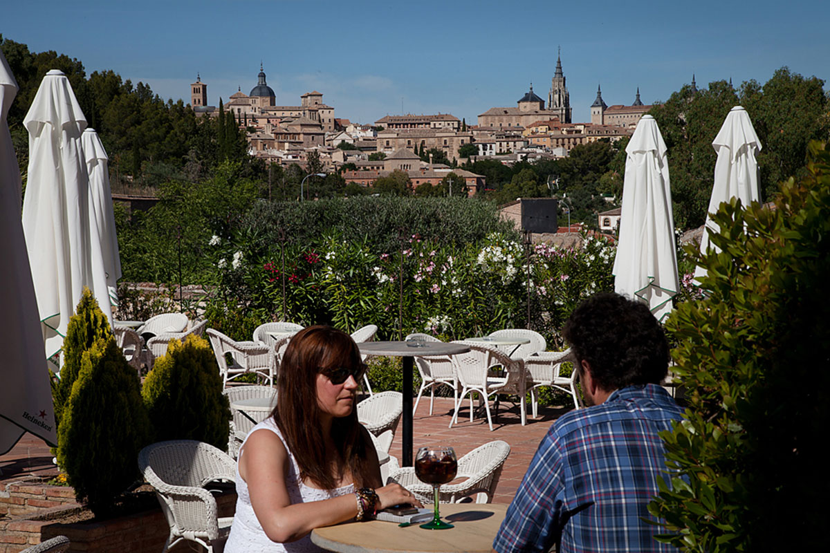 La terraza del café-bar de este cigarral abre de martes a domingo. La terraza del café-bar de este cigarral abre de martes a domingo.