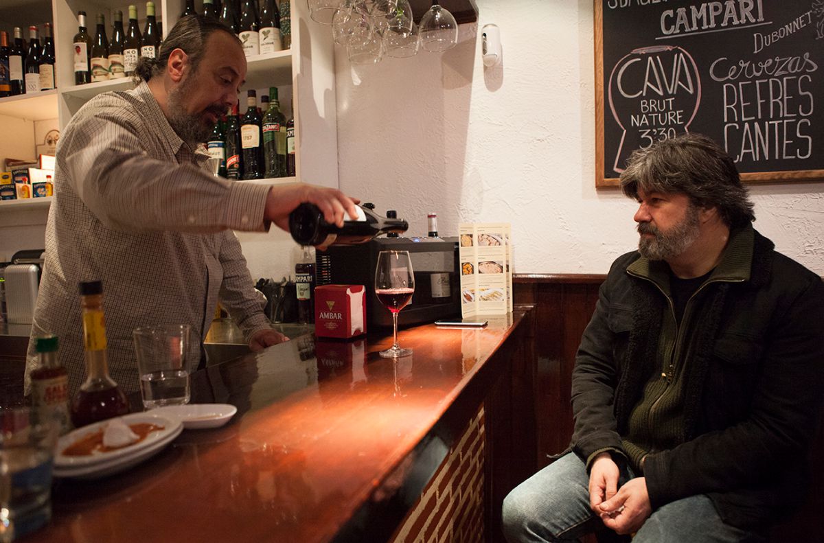 Para arrancar la cena, un vino en la barra. Para arrancar la cena, un vino en la barra.
